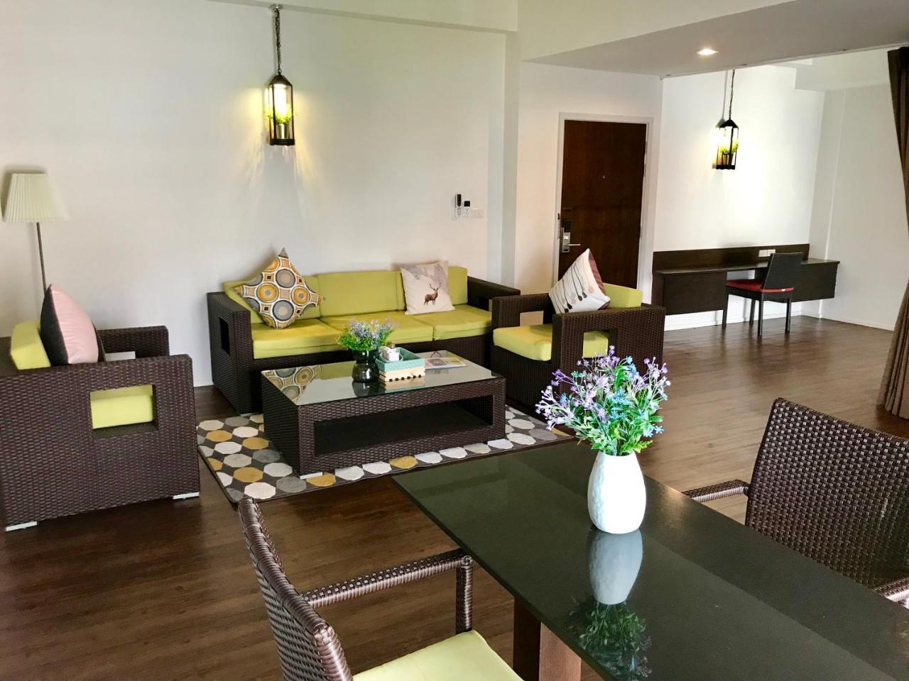 Baan Oliver Srinakarin Bangkok Bagian luar foto